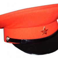 赤い星が付いているソビエト軍の血まみれの一般的なロシアのバイザー帽子